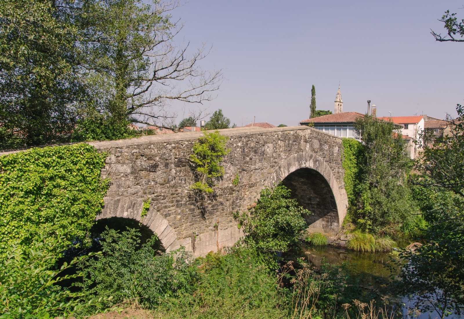 Puente de piedra en el Camino de Santiago
