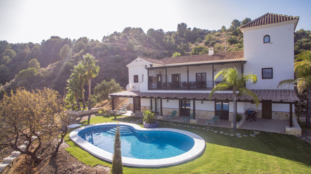 Casa de San Jacinto con piscina y paisaje natural, ejemplo de espacio sujeto a disponibilidad