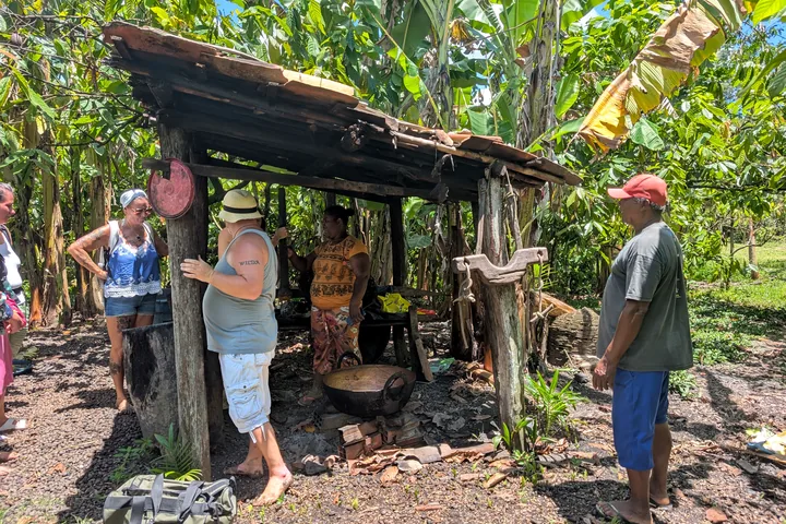 Encuentro junto a una cocina al aire libre