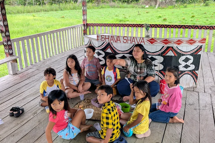Grupo reunido en una casa comunitaria