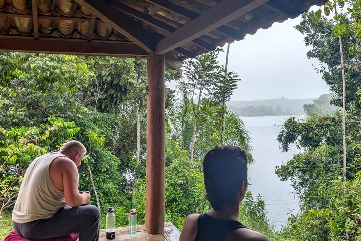 Participantes contemplando el paisaje junto al río